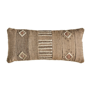 Cojín rectangular elgin de estilo vintage, fabricado en yute en color marrón con acabado killim. Producto desenfundable.