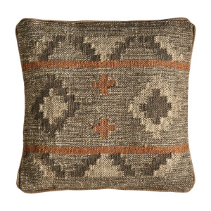 Cojín cuadrada keith de estilo vintage, fabricado en yute en color marrón con acabado killim, combinado con poliéster en color beige. Producto desenfundable.