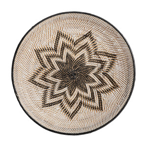 Plato decorativo de estilo boho, fabricado en ratán en color beige.