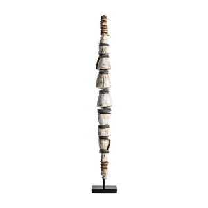 Figura decorativa de estilo étnico, fabricado en hierro en color marrón, combinado con concha en color tonos en marrón.