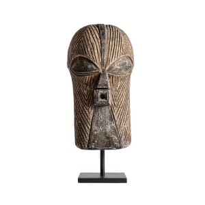 Figura humber de estilo étnico, fabricado en madera de mango en color marrón con acabado envejecido, combinado con hierro en color negro.
