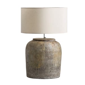 Lámpara de sobremesa sigrid de estilo colonial, fabricado en terracota en color gris con acabado envejecido, combinado con algodón en color blanco roto. Producto desmontable. Compatible con: 25560,35490.