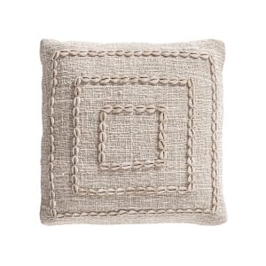 Cojín clancy de estilo provenzal, fabricado en algodón en color blanco, combinado con poliéster en color marrón.