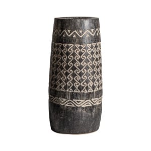 Jarrón nantua de estilo contemporáneo, fabricado en madera palma en color tonos en marrón con acabado tallado.