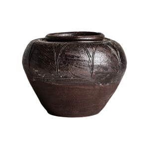 Macetero de estilo clásico, fabricado en cerámica en color tonos en marrón.