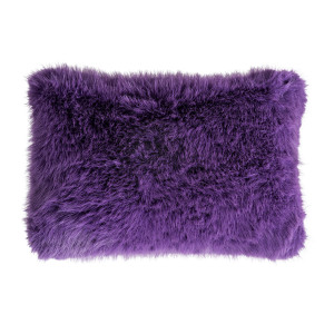 Cojín tropez de estilo contemporáneo, fabricado en poliéster en color morado. Relleno de fibra y pluma de pato. Producto desenfundable.