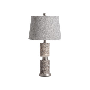 Lámpara de sobremesa Xilka de estilo art deco, fabricado en travertino en color tonos neutros, combinado con hierro en color plata y lino en color gris. Producto desmontable.