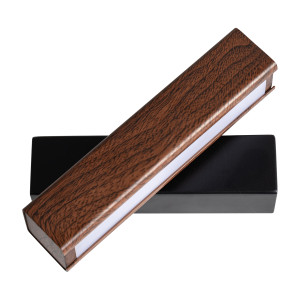 Aplique Ariel de estilo contemporáneo, fabricado en aluminio en color marrón, combinado con acero en color negro y acrílico en color blanco roto.