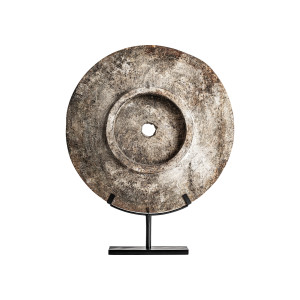 Figura decorativa de estilo étnico, fabricado en madera suar en color tonos en marrón, combinado con hierro en color negro. Producto desmontable.