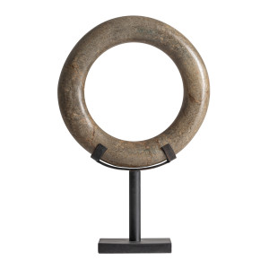 Figura decorativa de estilo nórdico, fabricado en mármol en color marrón, combinado con hierro en color negro.