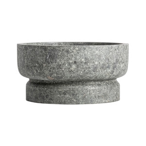 Centro de mesa Basu de estilo contemporáneo, fabricado en mármol en color gris con acabado rugoso.