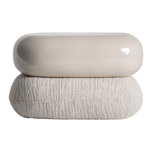 Reposapiés Wallau de estilo contemporáneo, fabricado en madera dm en color beige, combinado con poliéster en color beige y espuma.