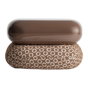 Reposapiés Wallau de estilo contemporáneo, fabricado en madera dm en color marrón con acabado brillo, combinado con poliéster en color marrón con acabado estampado y espuma.