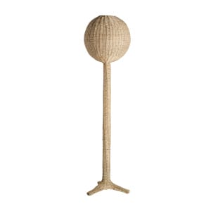 Lámpara de pie Sphere de estilo boho, fabricado en ratán en color marrón claro.