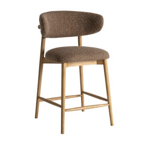 Taburete Erlec de estilo clásico, fabricado en poliéster en color topo, combinado con madera de fresno en color marrón claro.