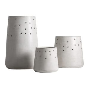 Macetero j 3 Jacquard de estilo contemporáneo, fabricado en cemento en color blanco roto. Producto apilable.