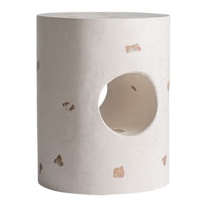 Mesa auxiliar Baum de estilo contemporáneo, fabricado en terrazo en color blanco roto.