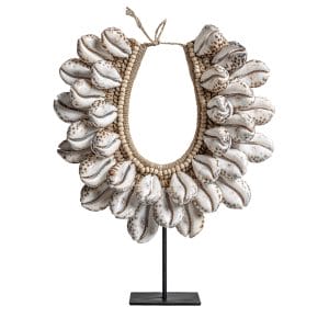 Figura Conchas de estilo étnico, fabricado en resina en color blanco, combinado con hierro en color marrón y concha. Fibra natural. Producto desmontable.