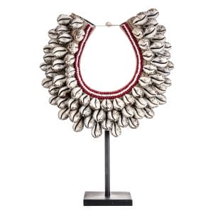 Figura Collar inga de estilo étnico, fabricado en resina en color marfil, combinado con concha y hierro en color negro. Fibra natural.