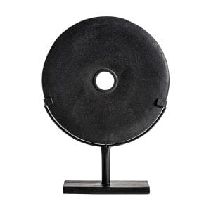 Figura decorativa de estilo nórdico, fabricado en piedra en color gris, combinado con hierro en color negro. Piedra de rio. Producto desmontable.