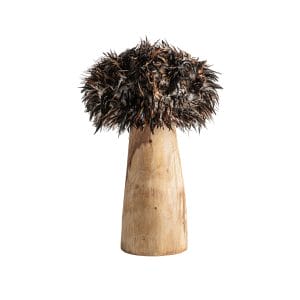 Lámpara de sobremesa Ghedas de estilo étnico, fabricado en madera de teka en color marrón claro con acabado envejecido, combinado con plumas en color marrón. Producto elevable.