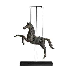 Figura decorativa Caballo de estilo contemporáneo, fabricado en madera tropical en color gris con acabado envejecido, combinado con bronce. Producto desmontable.