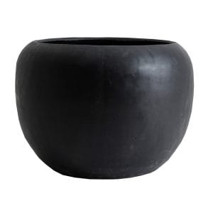 Macetero Blaghe de estilo colonial, fabricado en terracota en color negra.