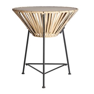 Mesa auxiliar redonda meze de estilo colonial, fabricado en hierro en color negro, combinado con ratán en color marrón. Producto desmontable.