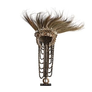 Figura decorativa de estilo étnico, fabricado en fibra natural en color marrón, combinado con concha. Producto desmontable.