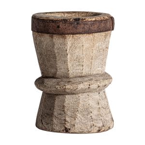 Figura decorativa de estilo étnico, fabricado en madera de okhali en color marrón con acabado envejecido.