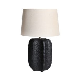 Lámpara de sobremesa redonda pamela de estilo provenzal, fabricado en cerámica en color negro, combinado con hierro en color natural y lino en color beige. Producto desmontable.