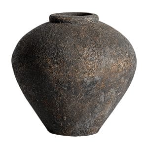 Jarrón igor de estilo contemporáneo, fabricado en terracota en color tonos oscuros.