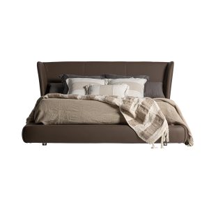 Cama wayne de estilo contemporáneo, fabricado en piel en color marrón, combinado con madera de pino y espuma. Producto desmontable.