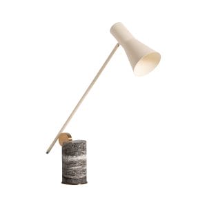 Lámpara de sobremesa Ivory de estilo art deco, fabricado en mármol en color tonos oscuros, combinado con hierro en color crema en color oro con acabado bronce.