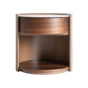Mesita de noche Giswil de estilo art deco, fabricado en madera contrachapada en color marrón con acabado mate, combinado con chapa de eucalipto en color marrón claro con acabado cepillado y piedra sinterizada en color blanco con acabado mate.