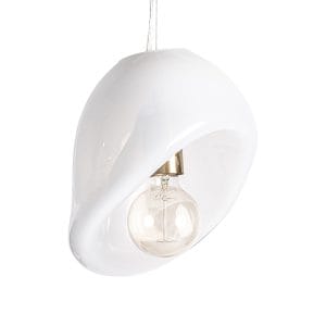 Lámpara de colgar Naia de estilo art deco, fabricado en vidrio en color blanco con acabado brillo, combinado con acero en color oro. Producto desmontable.