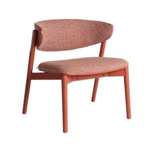 Sillón Vreden de estilo vintage, fabricado en madera de fresno en color coral, combinado con poliéster en color coral con acabado jaspeado.