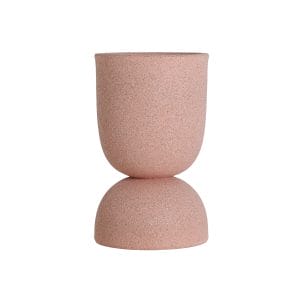 Macetero Nivor de estilo contemporáneo, fabricado en poliresina en color rosa.