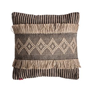Cojín Blahir de estilo boho, fabricado en yute en color marrón claro, combinado con poliéster en color negro. Producto desenfundable.