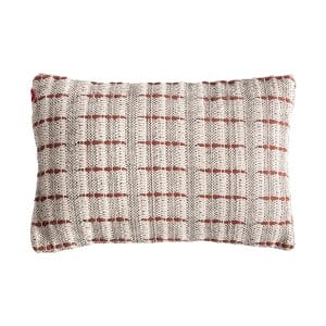 Cojín Halena de estilo clásico, fabricado en algodón en color blanco roto, combinado con poliéster en color terracota.