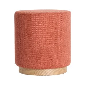 Reposapiés Myon de estilo contemporáneo, fabricado en poliéster en color terracota, combinado con madera de pino en color marrón claro.