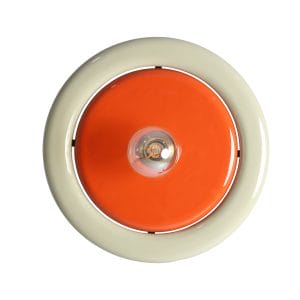 Aplique Cekle de estilo contemporáneo, fabricado en madera de mango en color naranja con acabado lacado, combinado con hierro en color crema con acabado brillo y aluminio en color dorado.