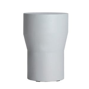 Mesa auxiliar Loches de estilo contemporáneo, fabricado en hormigón armado en color gris.