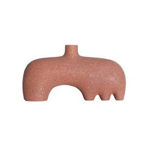Jarrón Milo de estilo contemporáneo, fabricado en resina en color terracota con acabado rugoso.