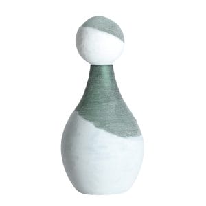 Jarrón Kono de estilo contemporáneo, fabricado en vidrio en color verde en color blanco.