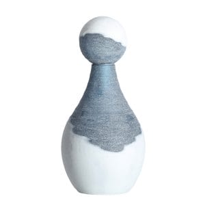 Jarrón Kono de estilo contemporáneo, fabricado en vidrio en color azul en color blanco.