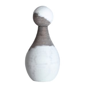 Jarrón Kono de estilo contemporáneo, fabricado en vidrio en color marrón en color blanco.