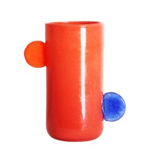 Jarrón Yara de estilo contemporáneo, fabricado en vidrio en color naranja.