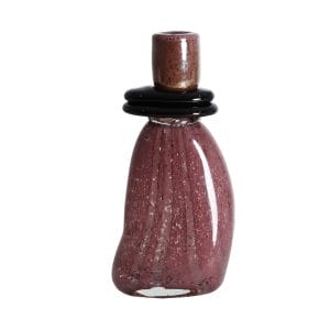 Jarrón Ruise de estilo contemporáneo, fabricado en vidrio en color burdeos con acabado brillo en color negro.