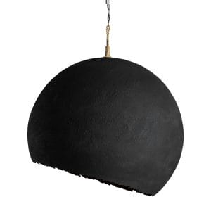 Lámpara de colgar Lierop de estilo contemporáneo, fabricado en resina en color negro, combinado con metal en color oro.